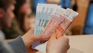 Юрист Исакова: ночной перевод зарплаты не нарушает ТК РФ