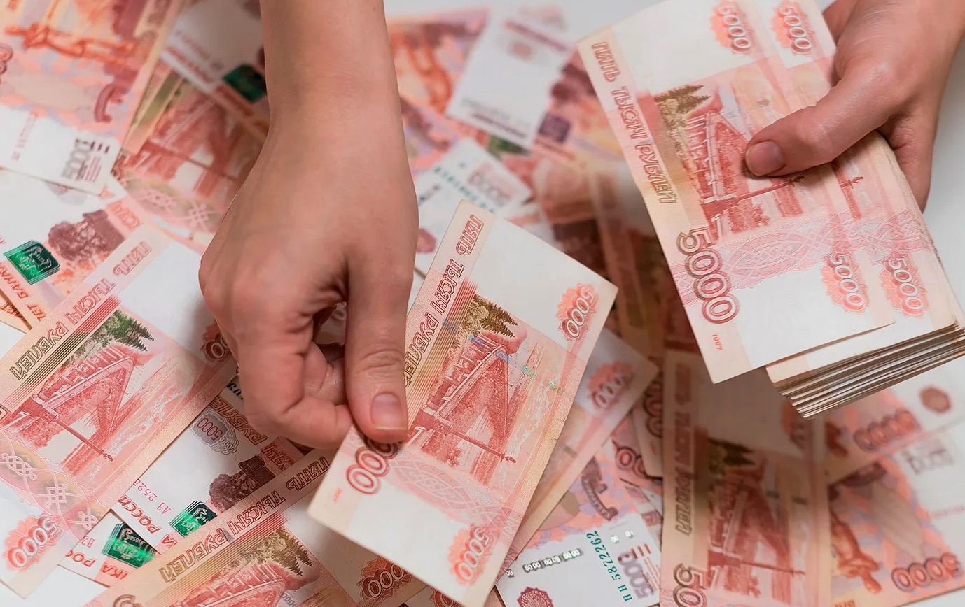 Бумажный бум: почему россияне за месяц сняли с карт полтриллиона рублей