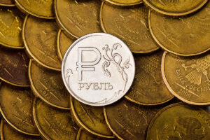 Валютный разворот: россияне теряют доверие к рублю, но он остается лидером сбережений