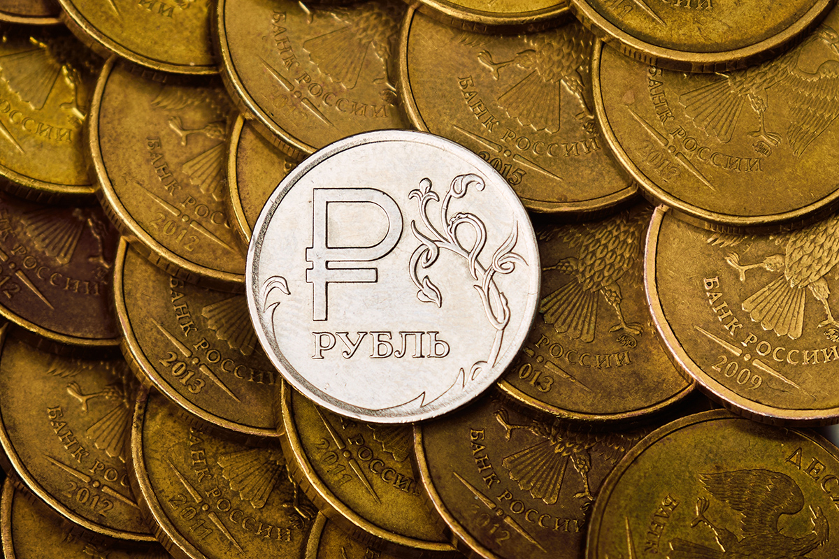 Валютный разворот: россияне теряют доверие к рублю, но он остается лидером сбережений