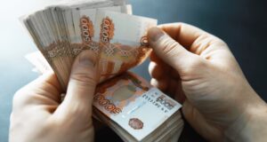 Экономист Бархота призвал хранить дома недельный запас наличных
