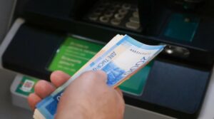 Банки ЕАЭС ввели комиссии за рублевые пополнения карт