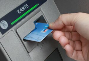 МВД предупредило о ловушке с чужой картой в банкомате