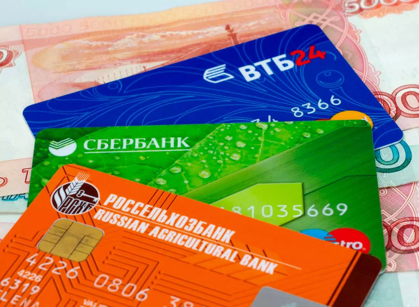 Пластик с привилегиями: почему зарплатные карты выгоднее обычных дебетовых