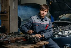 Золотой молоток: ремонтники и автомеханики возглавили рейтинг подработок в России