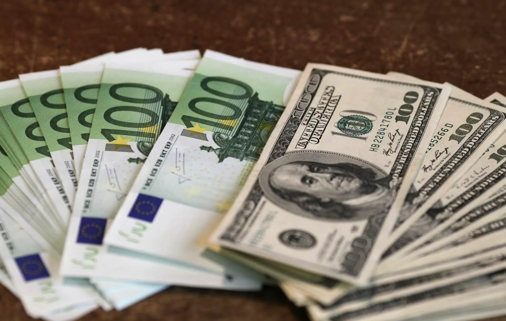 Валютный разворот: продажи наличных долларов обогнали покупки в 1,2 раза