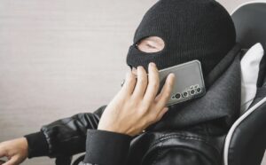 Августовский шторм: банки предупредили о новой волне телефонных мошенников