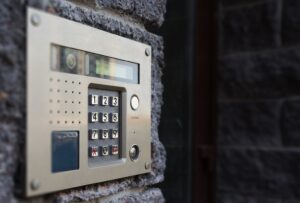 Эксперт по ЖКХ Бондарь объяснил, как законно отказаться от домофона