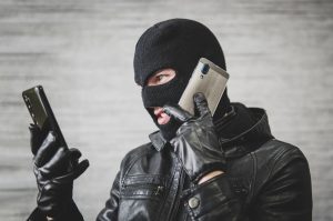 Фальшивый запрос и реальные документы: как мошенники обманули банк эмигрантов