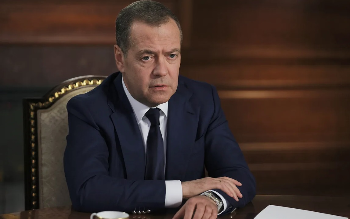 Медведев объяснил сообщения об изъятии вкладов пропагандой Запада